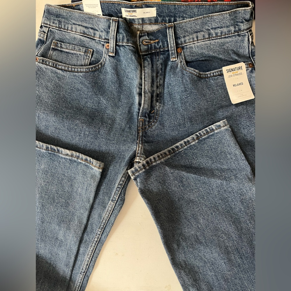 Levi Men’s jeans(NWT)Strauss Signature jeans NWT. Men’s Size 33 by 32 length.